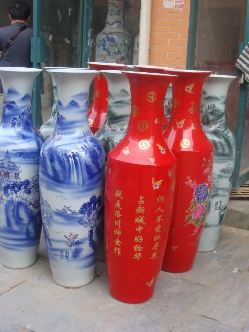 中国红大花瓶，红色大花瓶，红釉大花瓶